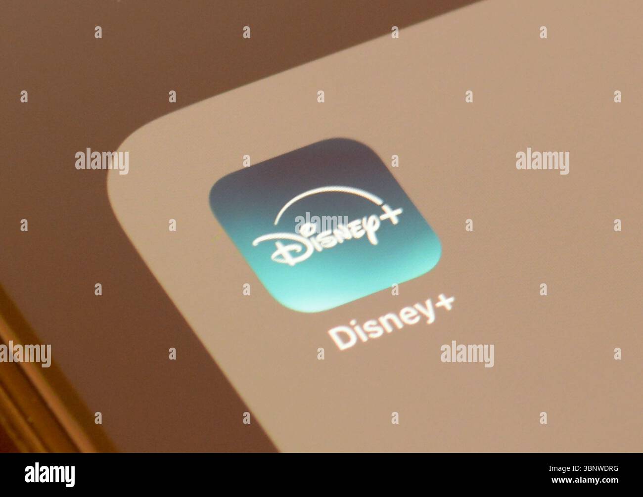 App per streaming Disney+ sullo schermo dello smartphone Foto Stock
