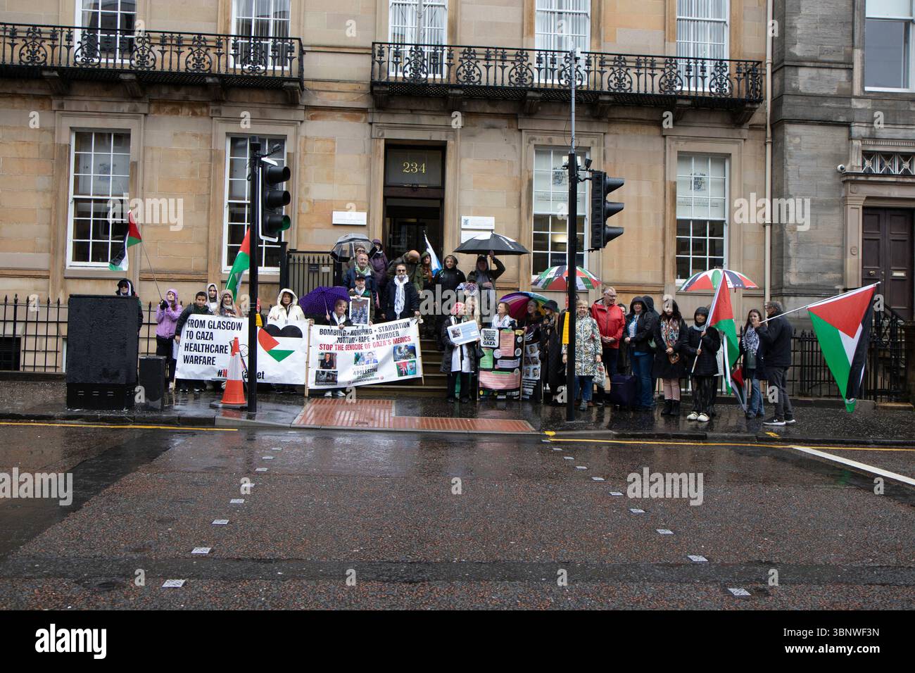 4 luglio 2025. Glasgow, Scozia. Gli operatori sanitari per la Palestina si riuniscono fuori dal Royal College of Physicians and Surgeons di Glasgow per esortarli a rompere il loro silenzio sul genocidio in Palestina Foto Stock