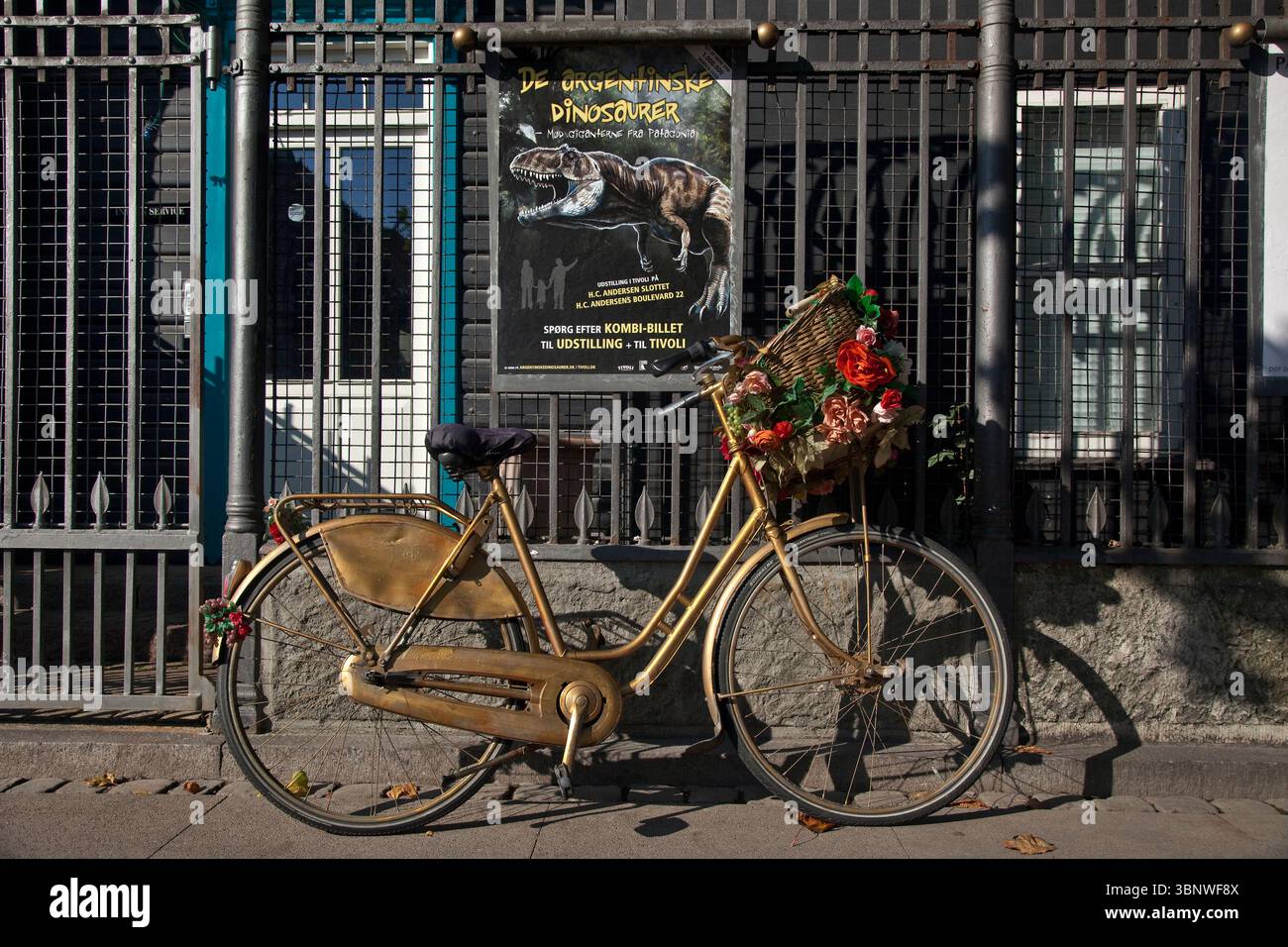 Biciclette parcheggiate di fronte al parco divertimenti Tivoli, Copenhagen Foto Stock