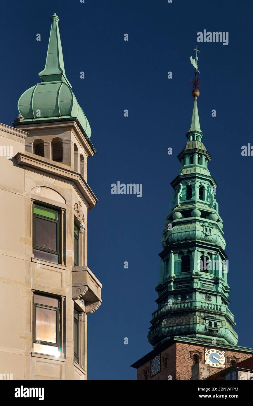 Campanile di Nikolaj Kunsthal, centro di arte contemporanea che occupa l'ex chiesa di San Nicola, Copenaghen Foto Stock