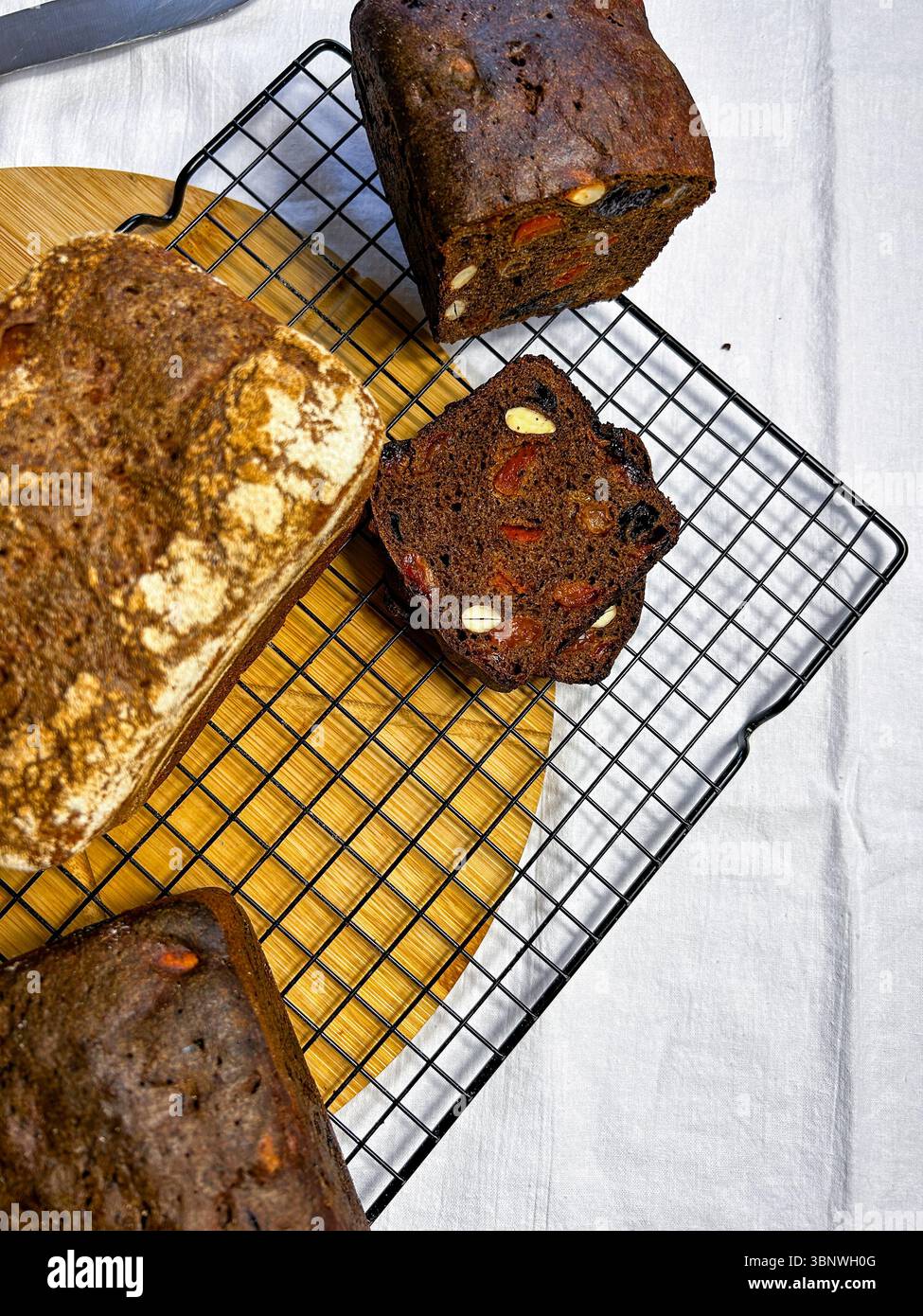 Pane fatto in casa senza lievito o glutine nelle mani della donna. Immagine per il pubblico attento alla salute e temi alimentari naturali. Foto Stock