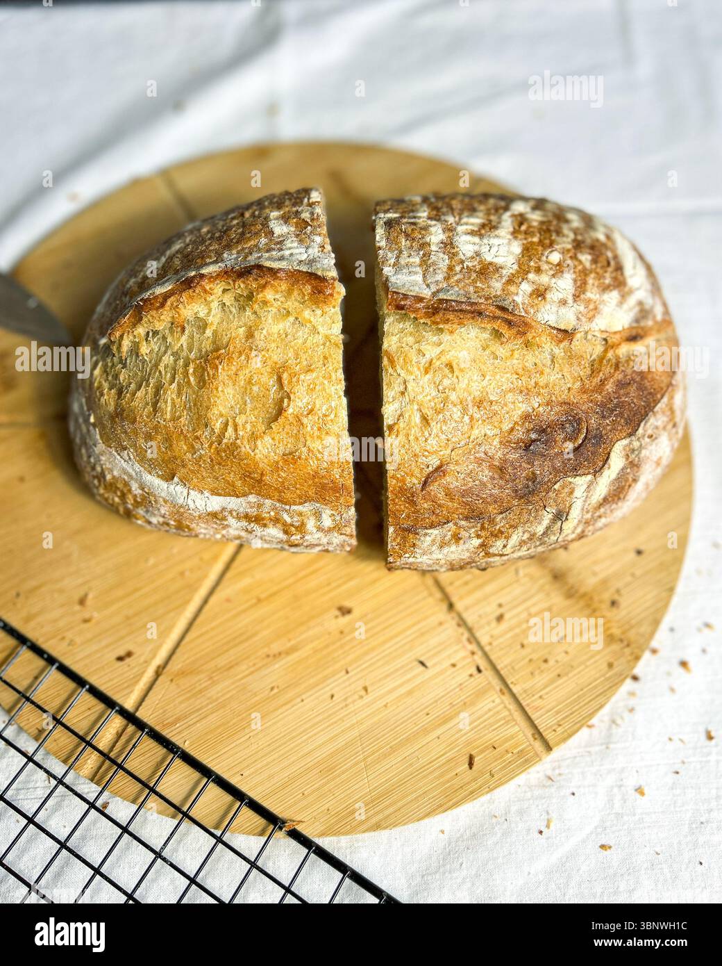 Pane fatto in casa senza lievito o glutine nelle mani della donna. Immagine per il pubblico attento alla salute e temi alimentari naturali. Foto Stock