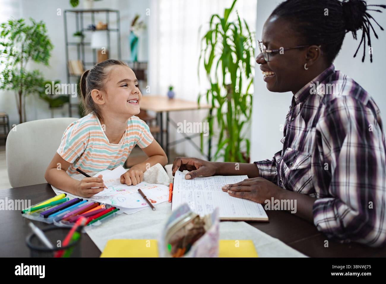 Momenti di legame creativo durante le attività artistiche a casa Foto Stock