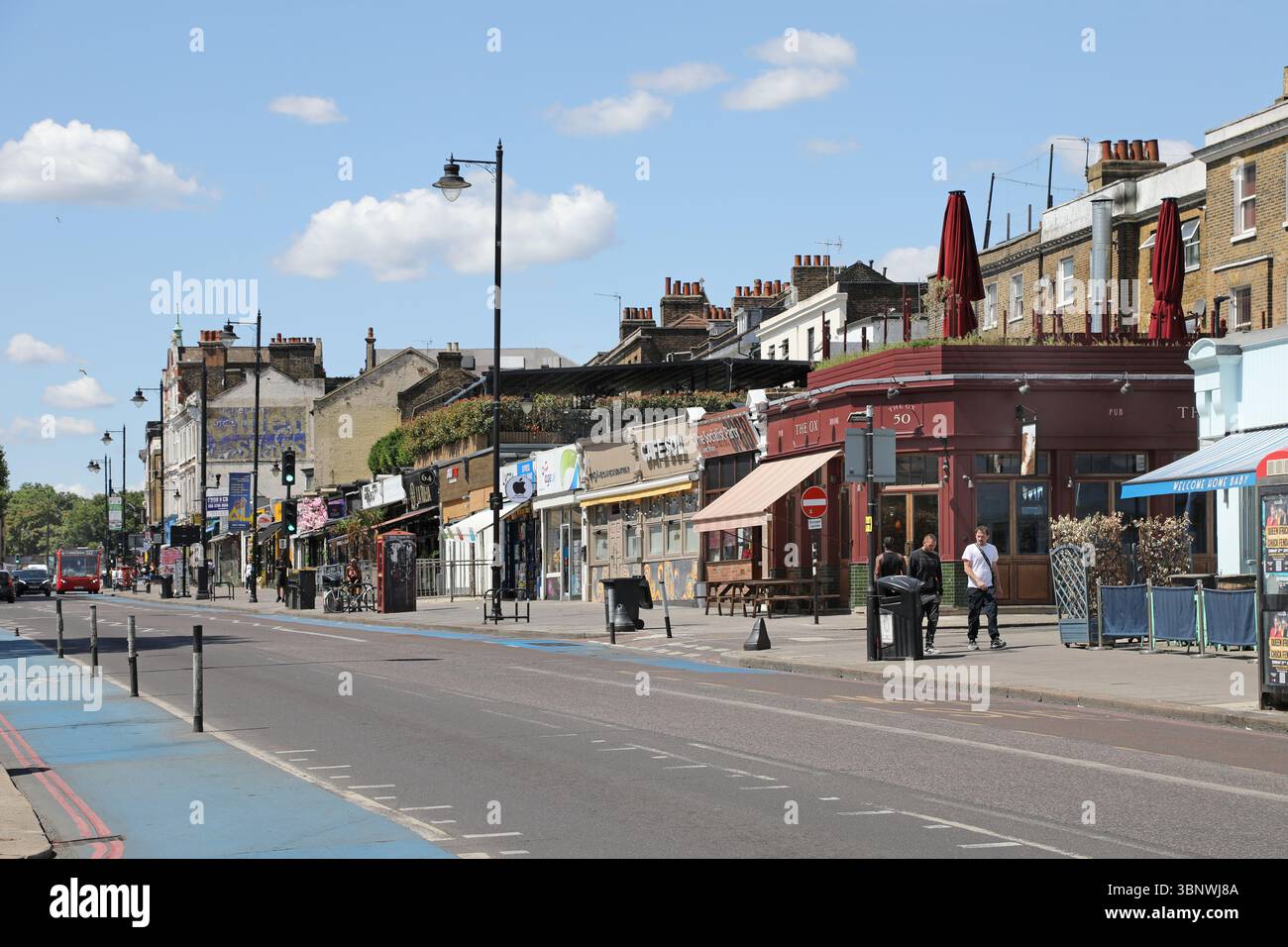 Bar, negozi e ristoranti in Clapham High Street, Londra, Regno Unito. Una strada trafficata per lo shopping in questa ricca zona del sud di Londra. Foto Stock Bar, negozi e ristoranti in Clapham High Street, Londra, Regno Unito. Una strada trafficata per lo shopping in questa ricca zona del sud di Londra. Foto Stock