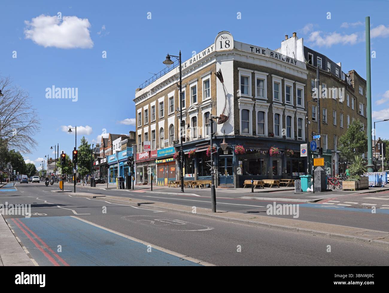 Il Rialway Public House all'angolo tra Clapham High Street e Voltaire Road, Clapham, Londra, Regno Unito. Un pub popolare in questa ricca zona di Londra. Foto Stock
