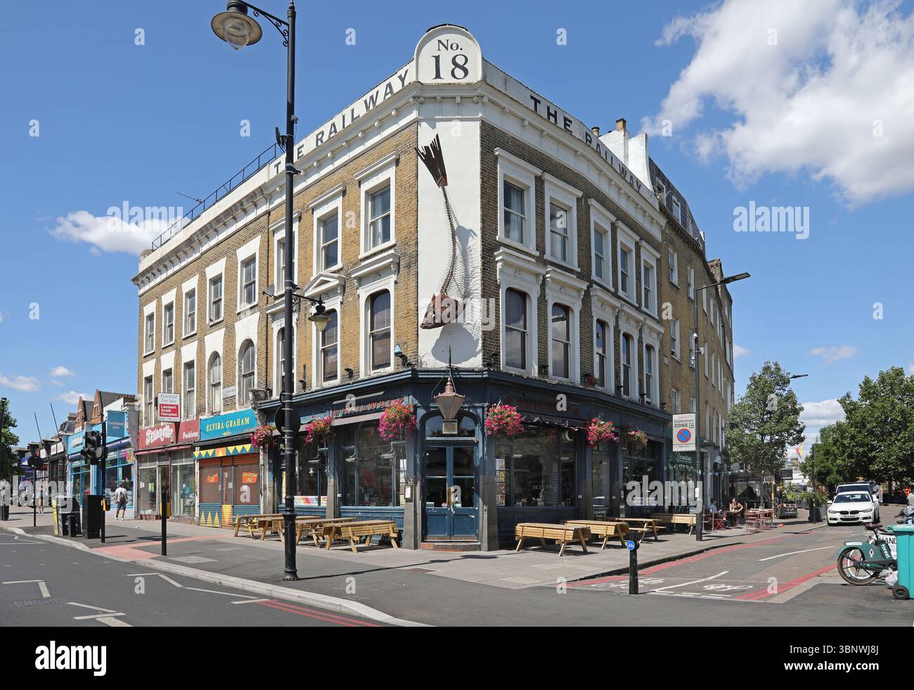 Il Rialway Public House all'angolo tra Clapham High Street e Voltaire Road, Clapham, Londra, Regno Unito. Un pub popolare in questa ricca zona di Londra. Foto Stock