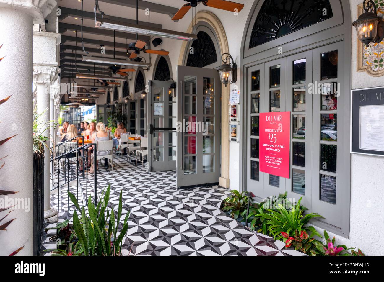 Patio esterno del ristorante del Mar, 5th Avenue. Naples, Collier County, Florida, Stati Uniti Foto Stock
