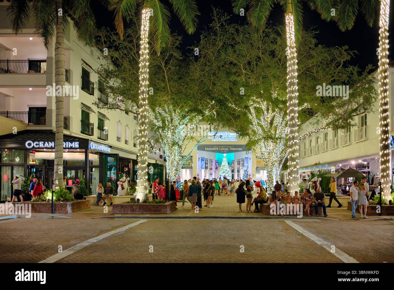 Luci e feste natalizie sulla 4th Avenue presso il Sudgen Community Theatre, Naples, Collier County, Florida, USA Foto Stock