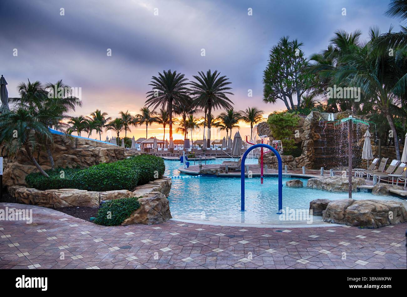 The Sun Sets Over the Gulf Coast al RWJ Marriot Resort, Pools, Marco Island, Collier County, Florida, STATI UNITI Foto Stock