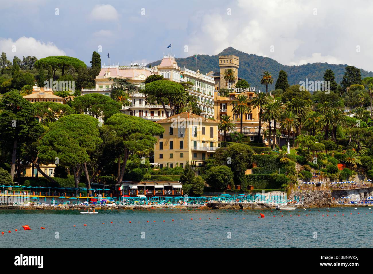 Vista costiera ad angolo basso del Continental Hotel in un'area verde lussureggiante, Santa Margherita, Liguria, Italia Foto Stock