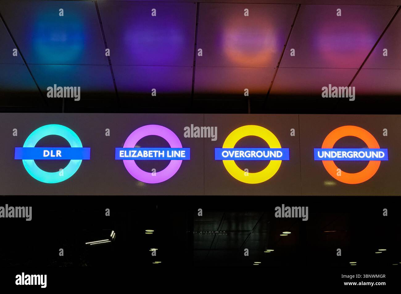 Metropolitana, Overground, Elizabeth line e DLR Roundel segnalano alla stazione di Stratford, Londra Inghilterra Regno Unito Foto Stock