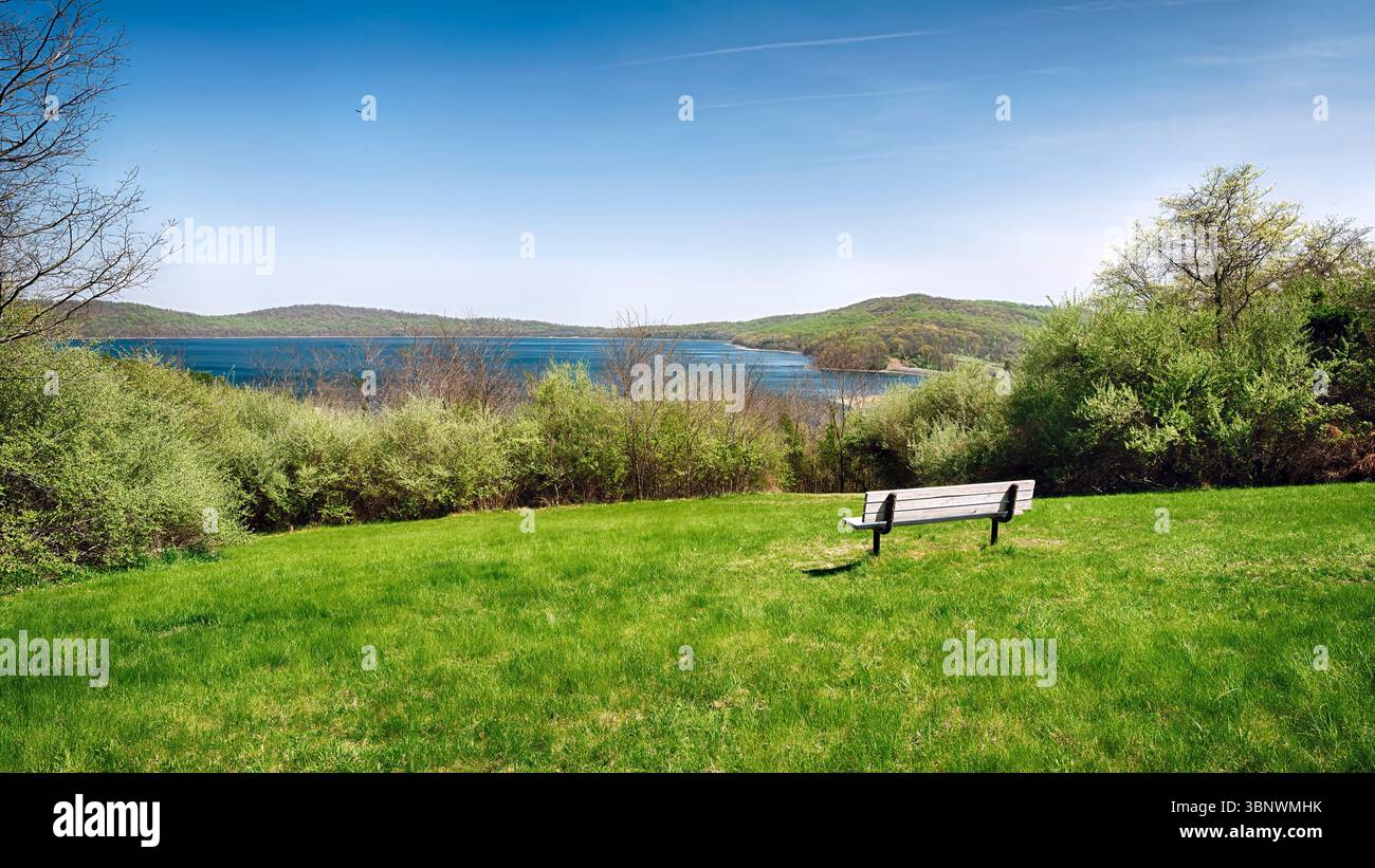 Vista ad angolo alto di un lago artificiale da Mounatin Top, Round Valley, Hunterdon County, New Jersey, Stati Uniti Foto Stock