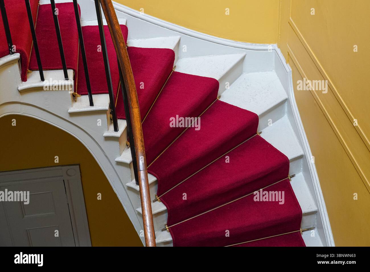 Scala d'epoca in un edificio residenziale Foto Stock