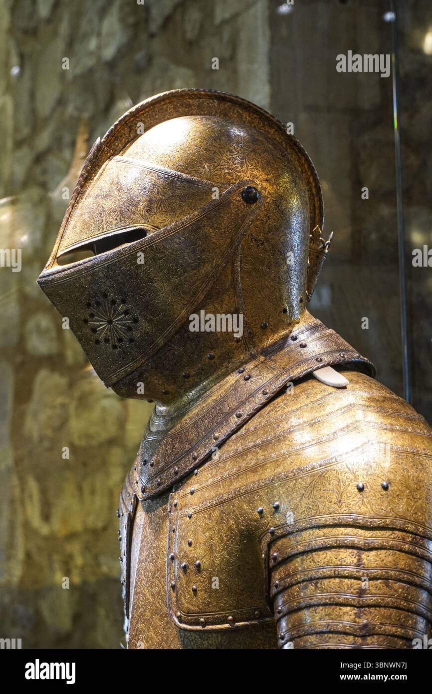 Collezione di armature reali in mostra nell'armeria alla Torre di Londra, Londra Inghilterra Regno Unito Regno Unito Foto Stock