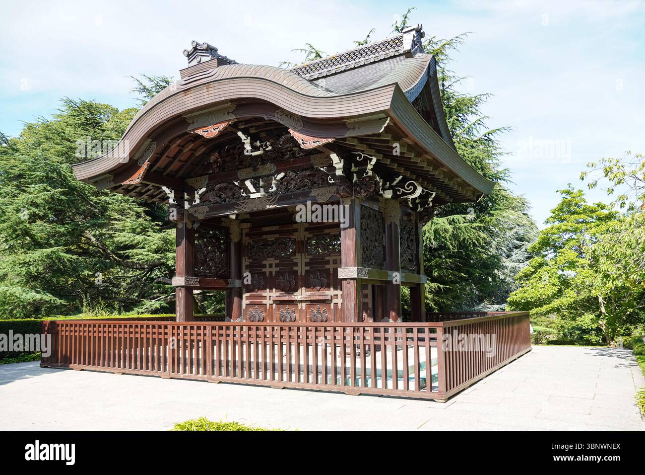 Il giapponese Gateway Chokushi-Mon nei Kew Gardens, Londra Inghilterra Regno Unito Regno Unito Foto Stock
