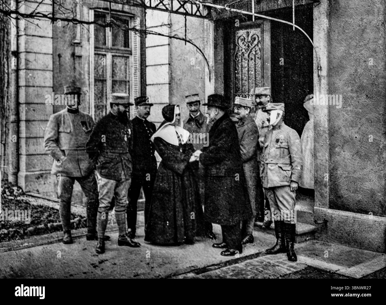 7 gennaio 1916, Nancy, Francia. Il presidente Raymond Poincaré assegna la Croix de Guerre a suor Louise, capo dell'ospedale civile locale, per il coraggio e il servizio prestato durante la prima guerra mondiale. La medaglia apparteneva originariamente al generale che comandava l'esercito. Circondata da agenti, questa scena evidenzia il riconoscimento dei ruoli vitali delle donne in tempo di guerra. Pubblicato su l'Illustration, 22 gennaio 1916. Foto Stock