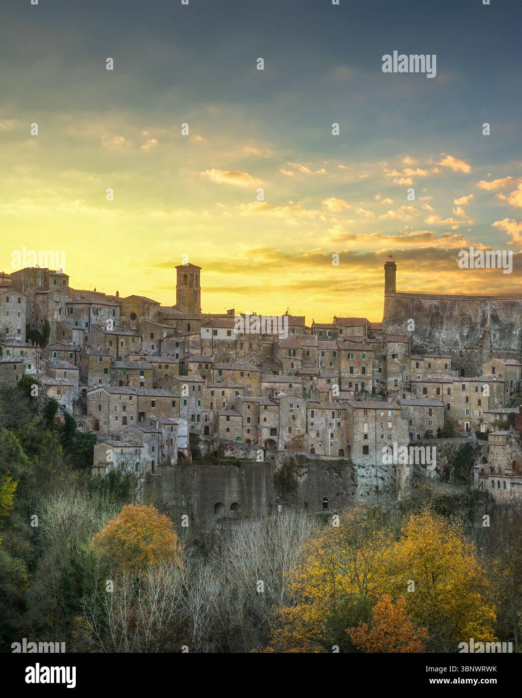 L'antico borgo di Sorano sul tufo al tramonto. Provincia di Grosseto, regione Toscana, Italia Foto Stock