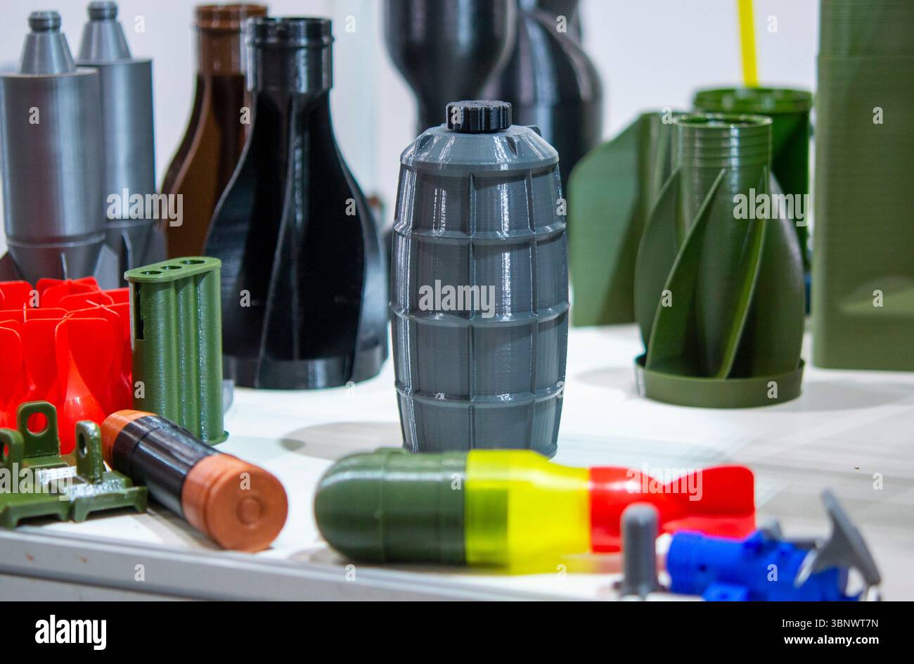 Corpo della granata e stabilizzatore del gambo stampati su una stampante 3D in plastica fusa. Granata di plastica creata su una stampante 3D. Prototipo di munizioni stampato su stampante 3D. Stampa 3d innovativa. Innovazione Foto Stock