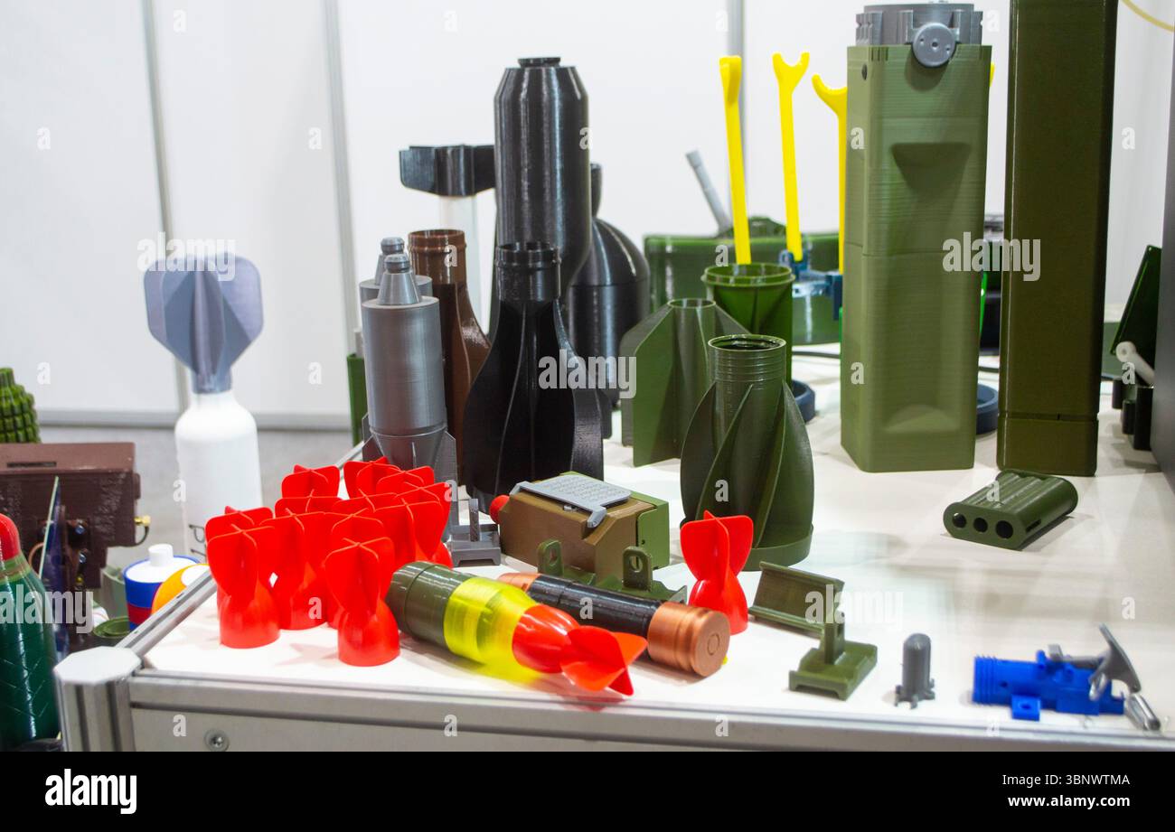 Corpo granata in plastica e stabilizzatore del codolo stampati su stampante 3D in plastica fusa. Granata creata sulla stampante 3D. Prototipo di munizioni stampato su stampante 3D. Stampa 3d innovativa. Innovazione Foto Stock