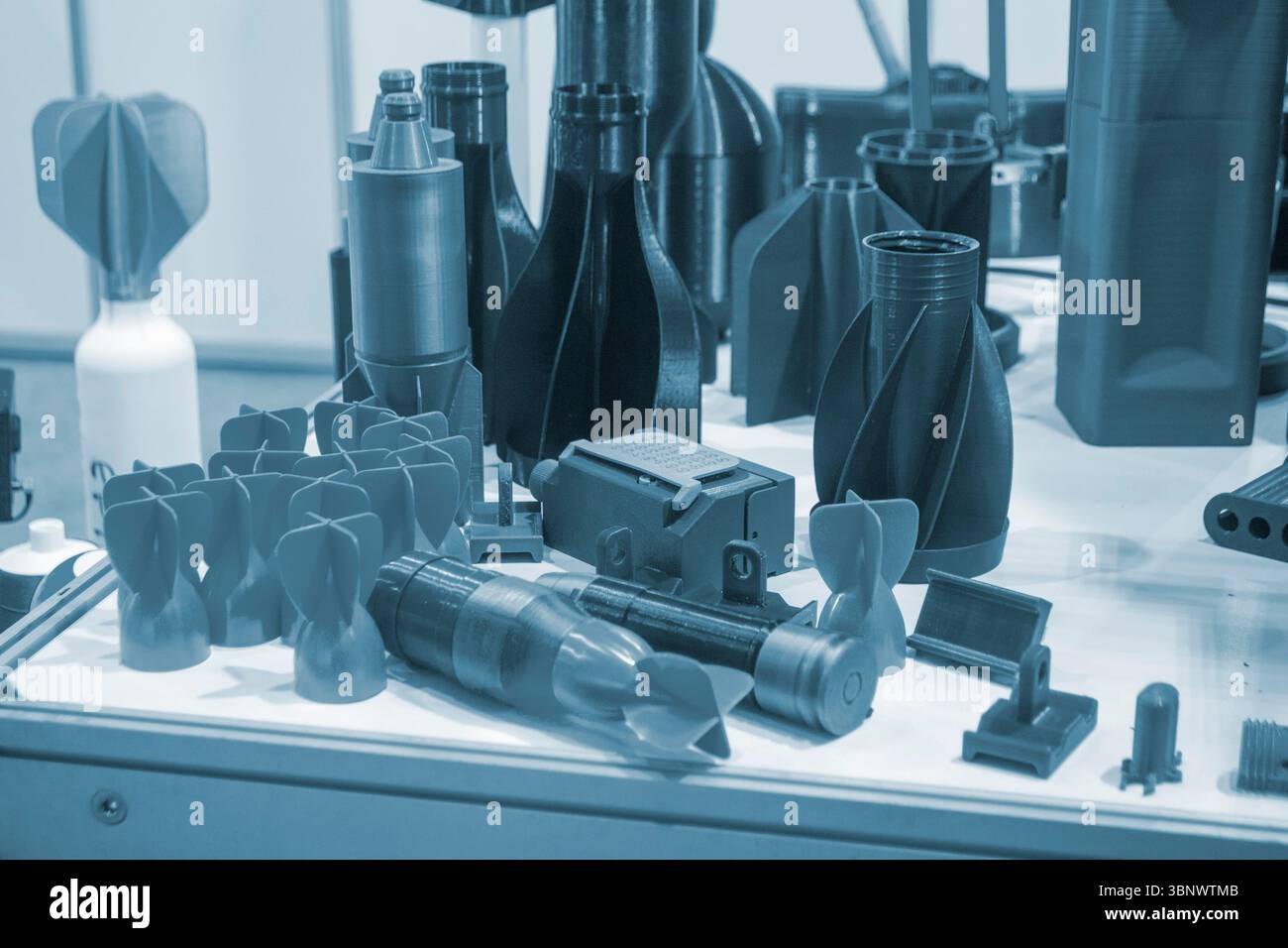 Corpo granata in plastica e stabilizzatore del codolo stampati su stampante 3D in plastica fusa. Granata creata sulla stampante 3D. Prototipo di munizioni stampato su stampante 3D. Stampa 3d innovativa. Innovazione Foto Stock