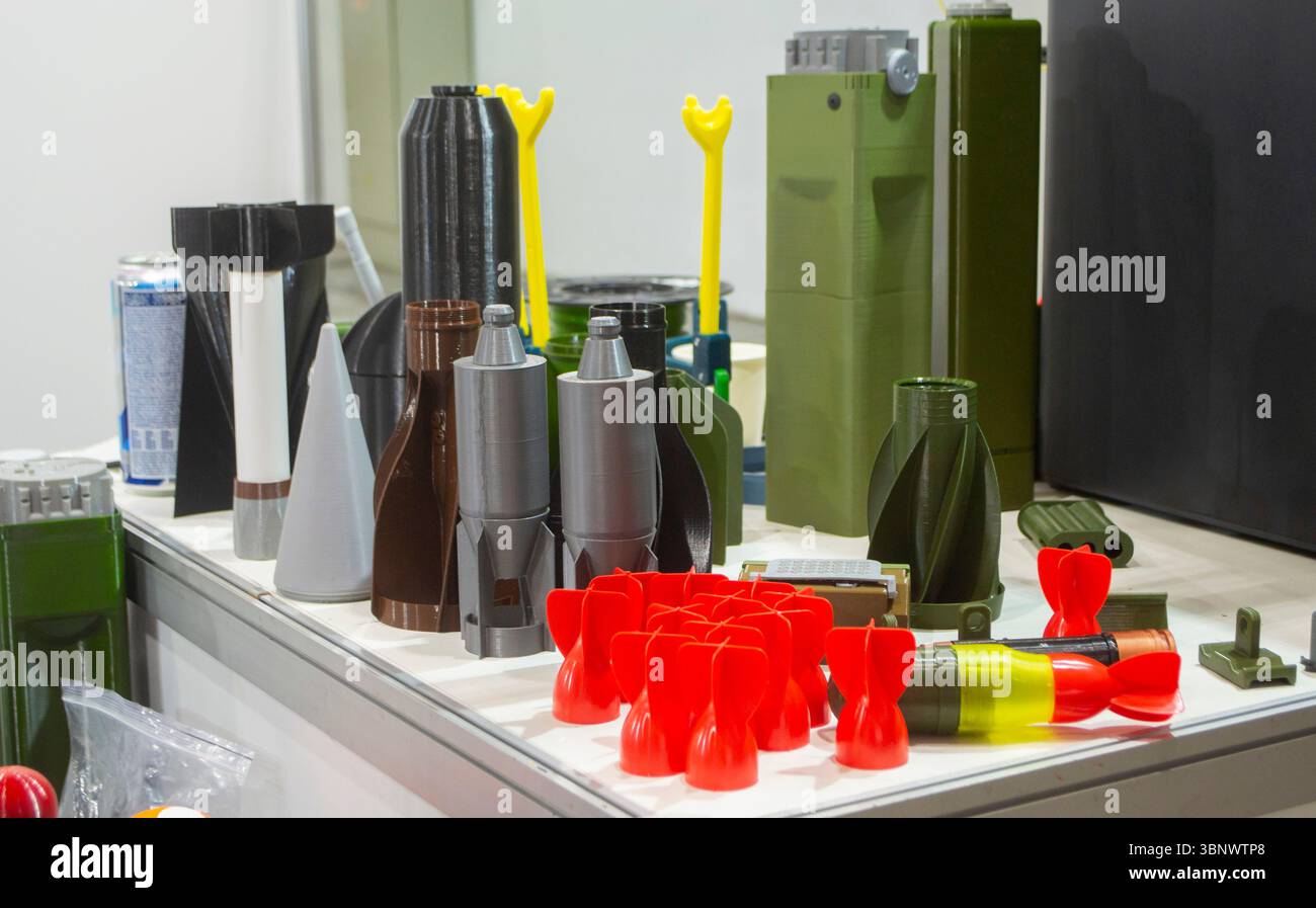 Corpo granata in plastica e stabilizzatore del codolo stampati su stampante 3D in plastica fusa. Granata creata sulla stampante 3D. Prototipo di munizioni stampato su stampante 3D. Stampa 3d innovativa. Innovazione Foto Stock