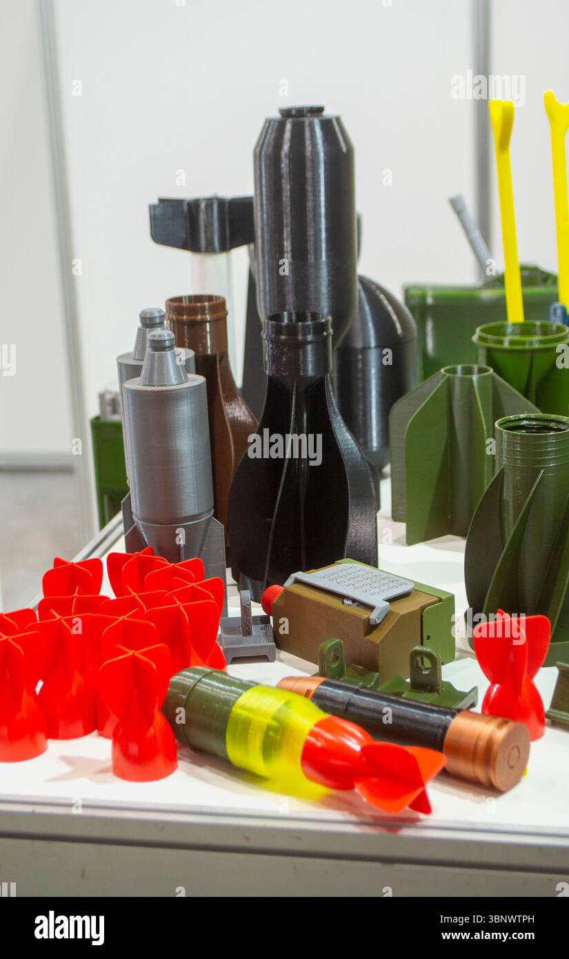 Corpo granata in plastica e stabilizzatore del codolo stampati su stampante 3D in plastica fusa. Granata creata sulla stampante 3D. Prototipo di munizioni stampato su stampante 3D. Stampa 3d innovativa. Innovazione Foto Stock