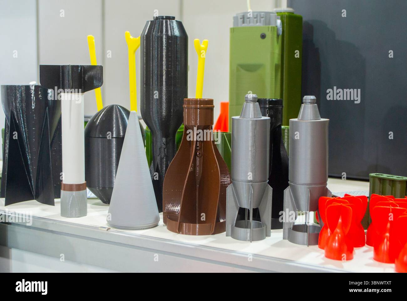 Corpo granata in plastica e stabilizzatore del codolo stampati su stampante 3D in plastica fusa. Granata creata sulla stampante 3D. Prototipo di munizioni stampato su stampante 3D. Stampa 3d innovativa. Innovazione Foto Stock