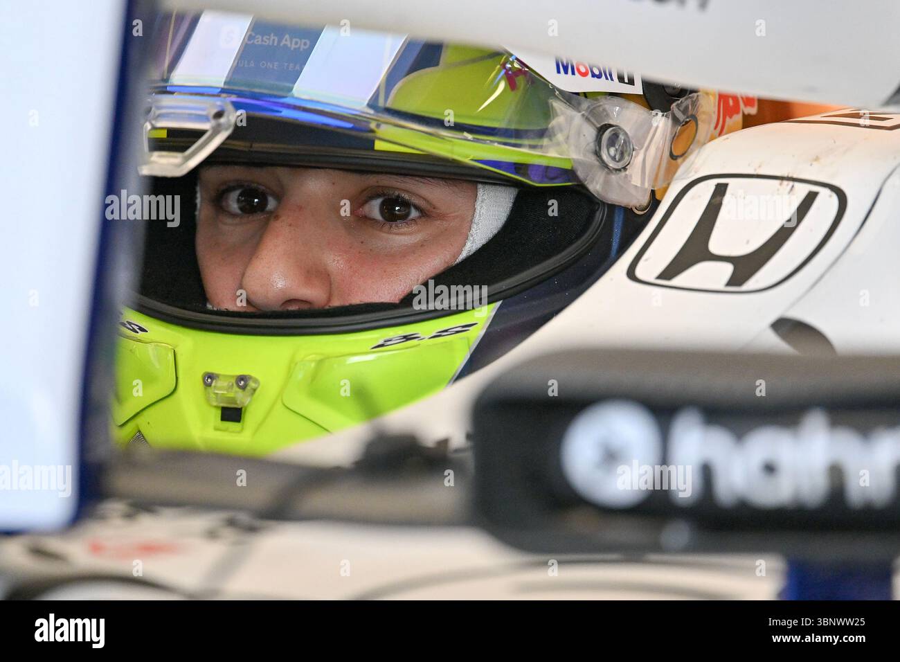 NORTHAMPTON, INGHILTERRA - 4 LUGLIO: La Francia Isack Hadjar nel (6) Visa Cash App RB Formula One Team RB01 nel garage durante le prove di gara in vista del Gran Premio di F1 di Gran Bretagna al circuito di Silverstone il 4 luglio 2024 a Northampton, Inghilterra. (Foto di Vince Mignott/Alamy Live News) Foto Stock