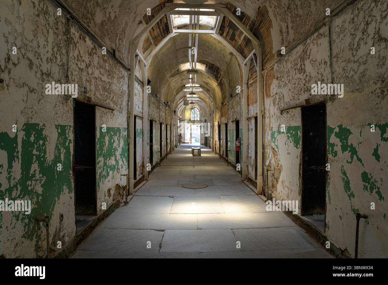 Corridoio prigione abbandonato all'interno dell'Eastern State Penitentiary, sito storico di Philadelphia, Stati Uniti Foto Stock