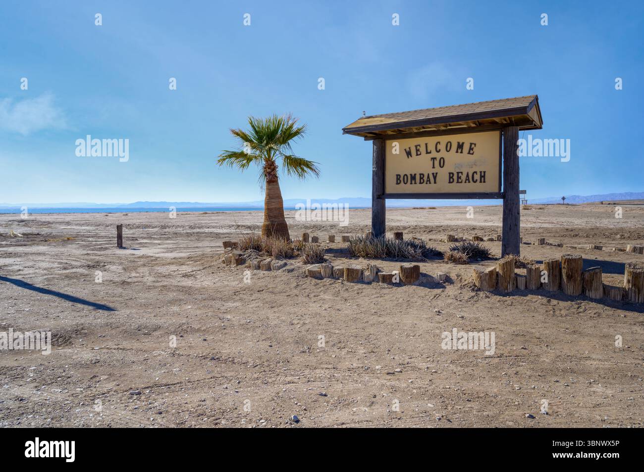 Benvenuti a Bombay Beach e palma a Salton Sea, California, Stati Uniti. Foto Stock