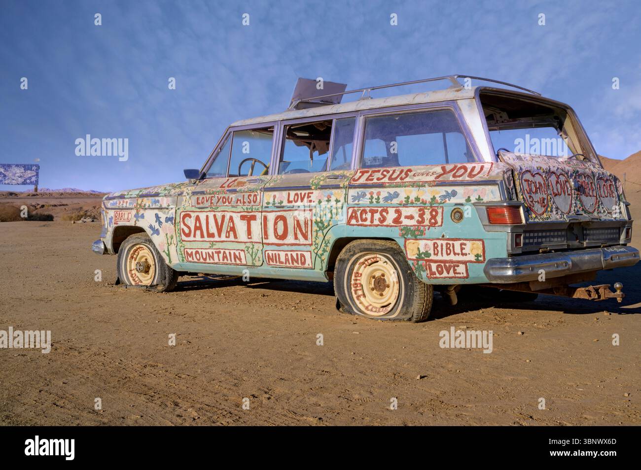 Vecchia station wagon dipinta a Salvation Mountain, sito tributo a Leonard Knight, deserto californiano, Imperial County, Stati Uniti Foto Stock