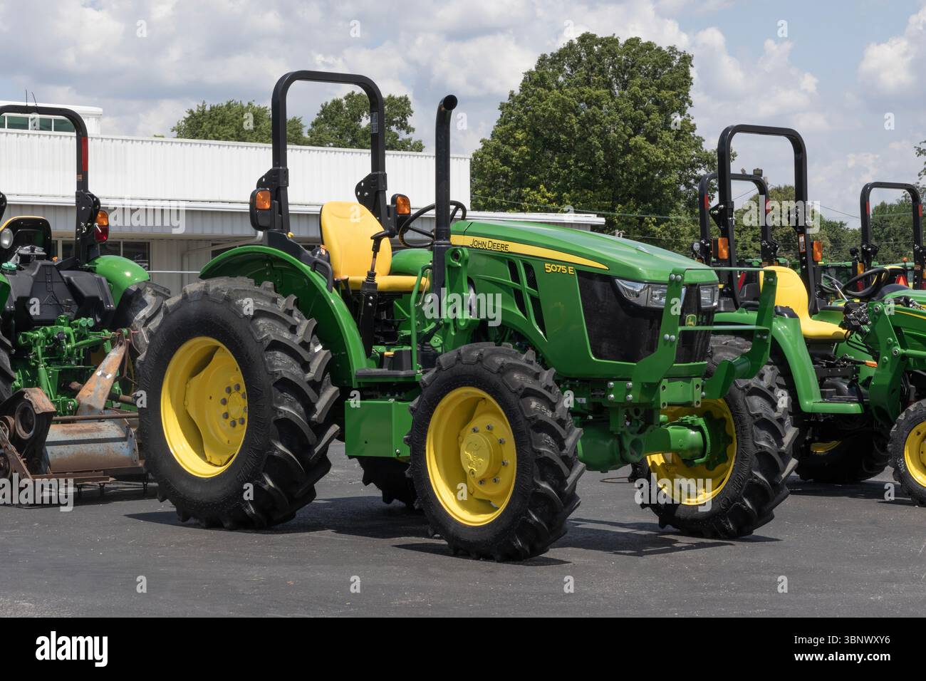 Logansport - 3 luglio 2025: John Deere 5075E Utility Tractor. Deere produce macchinari agricoli, edili e forestali. Foto Stock
