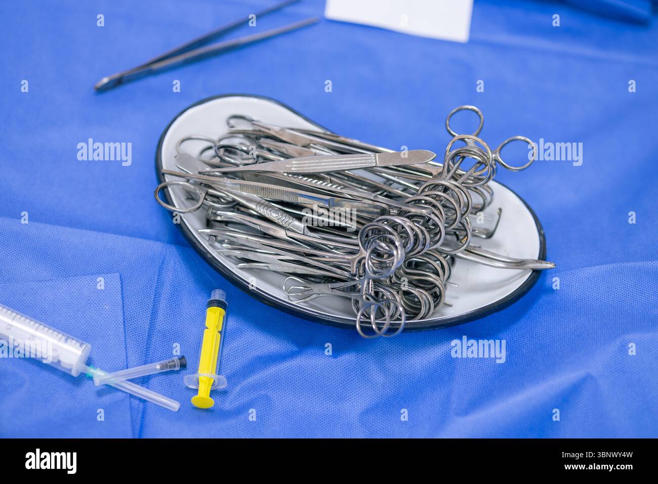 strumenti chirurgici prima dell'intervento chirurgico, strumenti medici sterili. Foto Stock