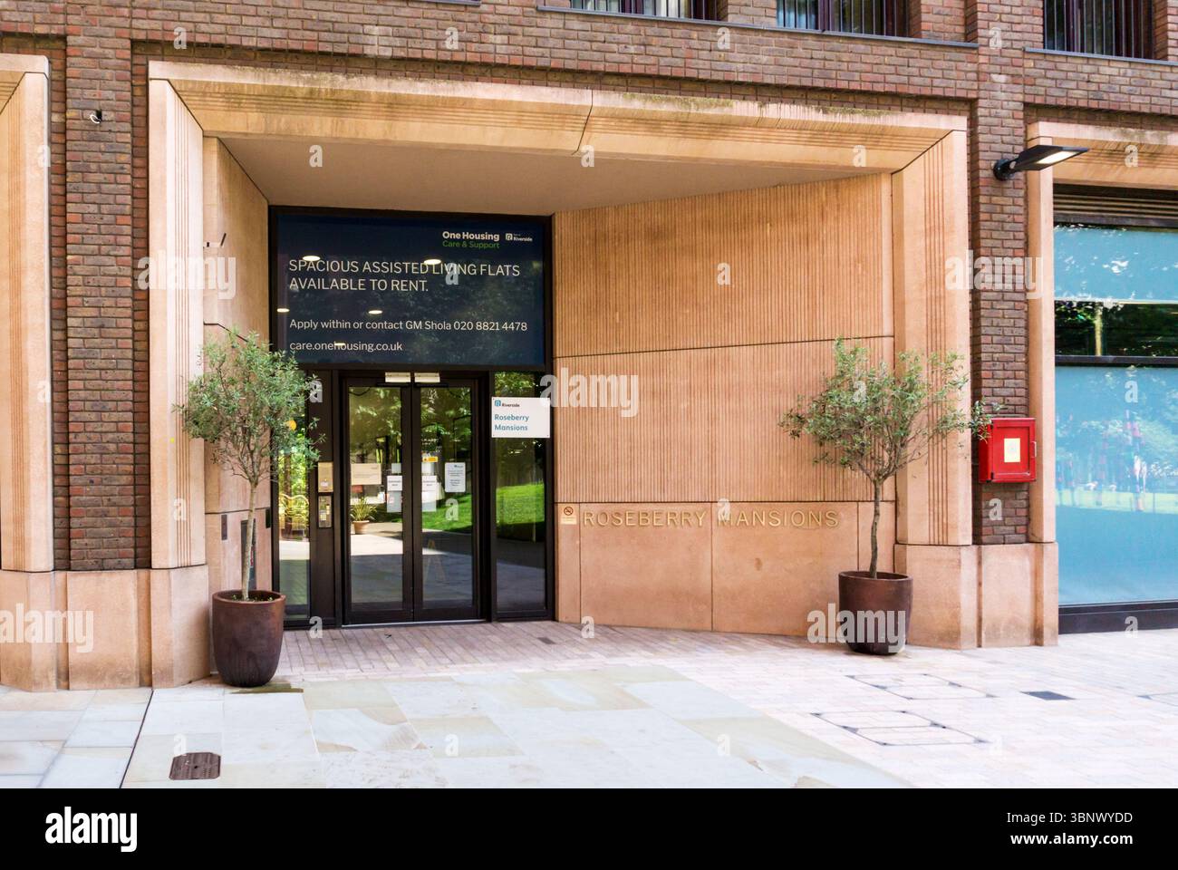 Appartamenti per disabili in affitto a Roseberry Mansions. Blocco di appartamenti costruito appositamente nel 2013. Tapper Walk, King's Cross, Londra. Foto Stock