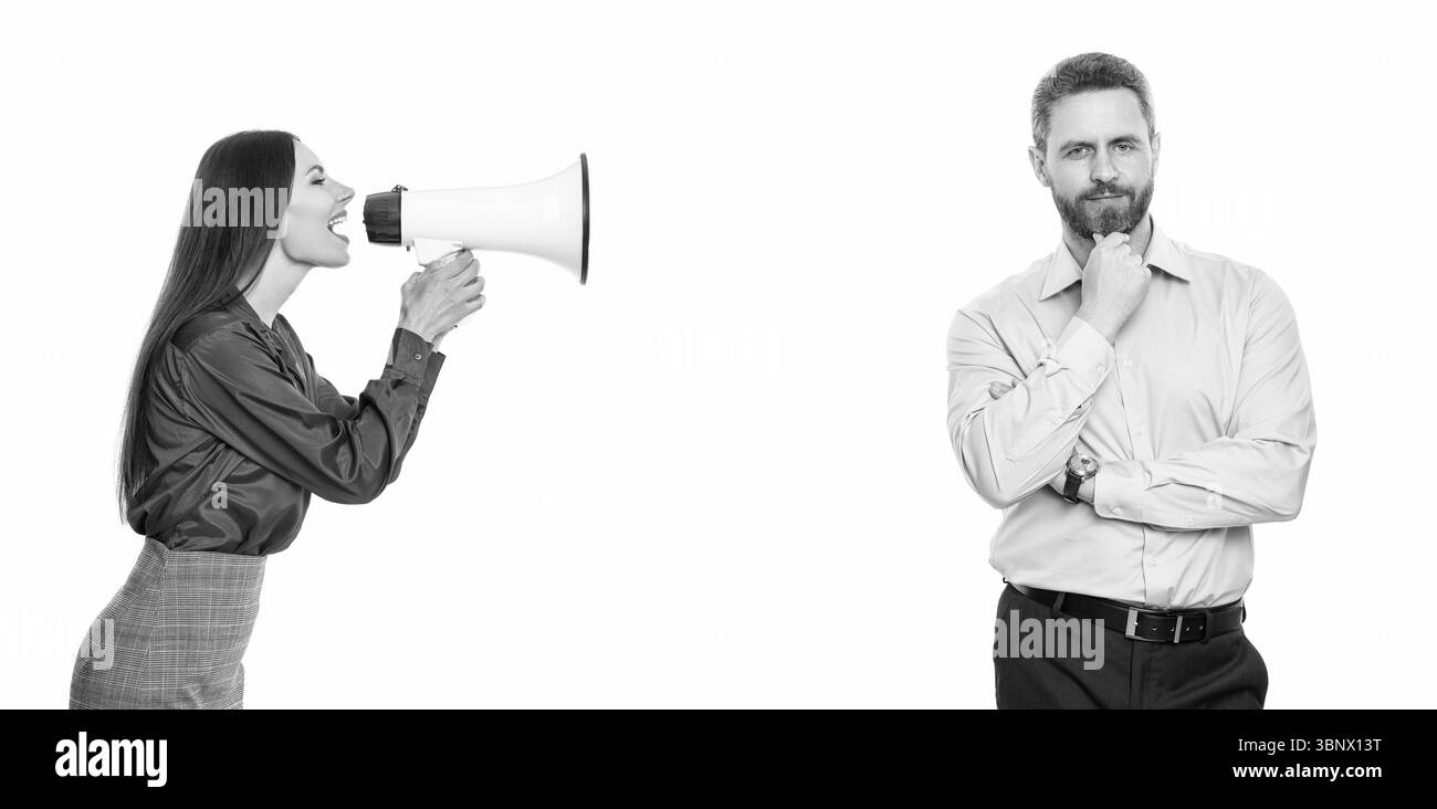 il business boss è in conflitto con il partner per quanto riguarda la promozione. risoluzione dei conflitti. concetto di rivalità. conflitto di affari. donna d'affari che urla sul dipendente Foto Stock
