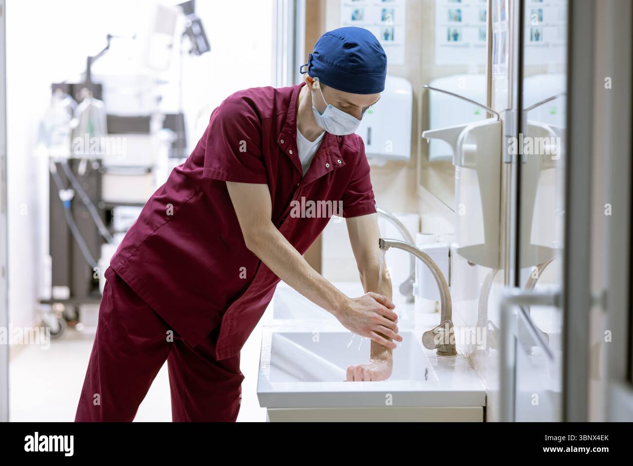 il chirurgo maschio si lava le mani prima dell'intervento, le mani sterili del medico Foto Stock