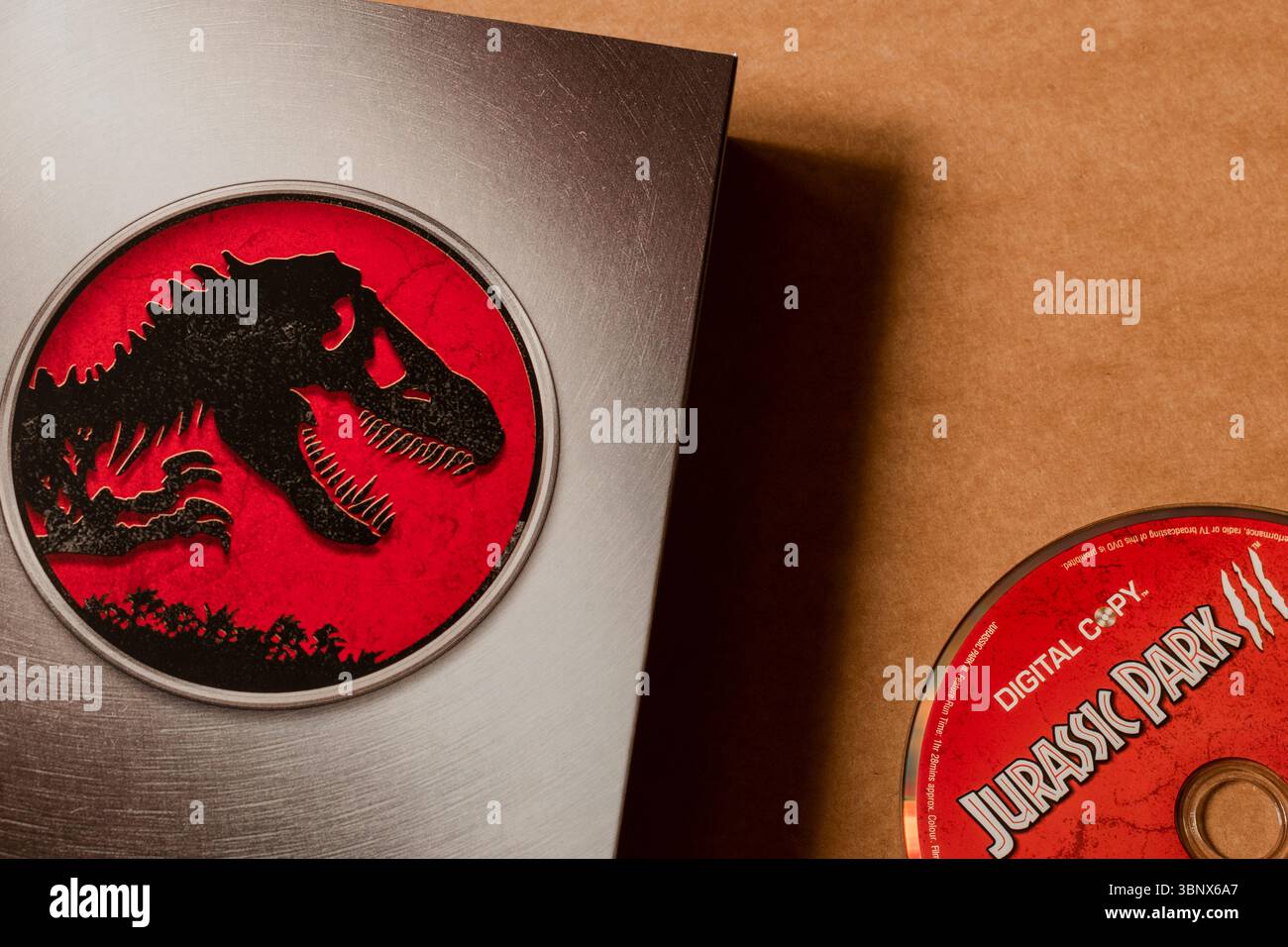 Jurassic Park III - DVD da collezione con logo T-Rex rosso; disco DVD e inserto isolati su sfondo vuoto. Solo per uso editoriale. Foto Stock
