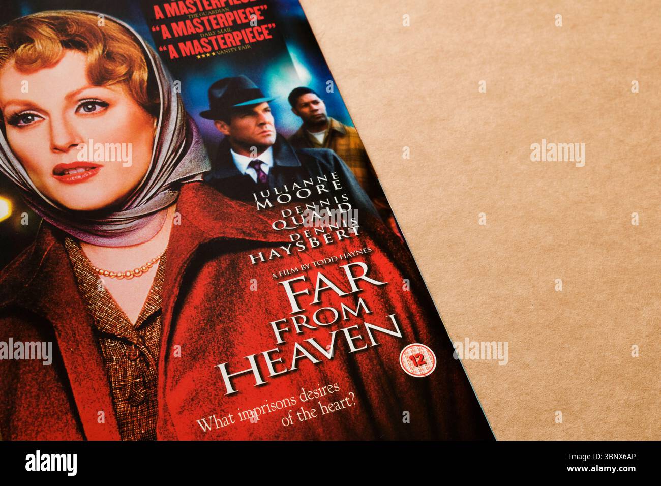 Lontano dal Paradiso - copertina in DVD melodramma classico con Julianne Moore, isolata su sfondo vuoto. Cosa imprigiona i desideri del cuore? Foto Stock