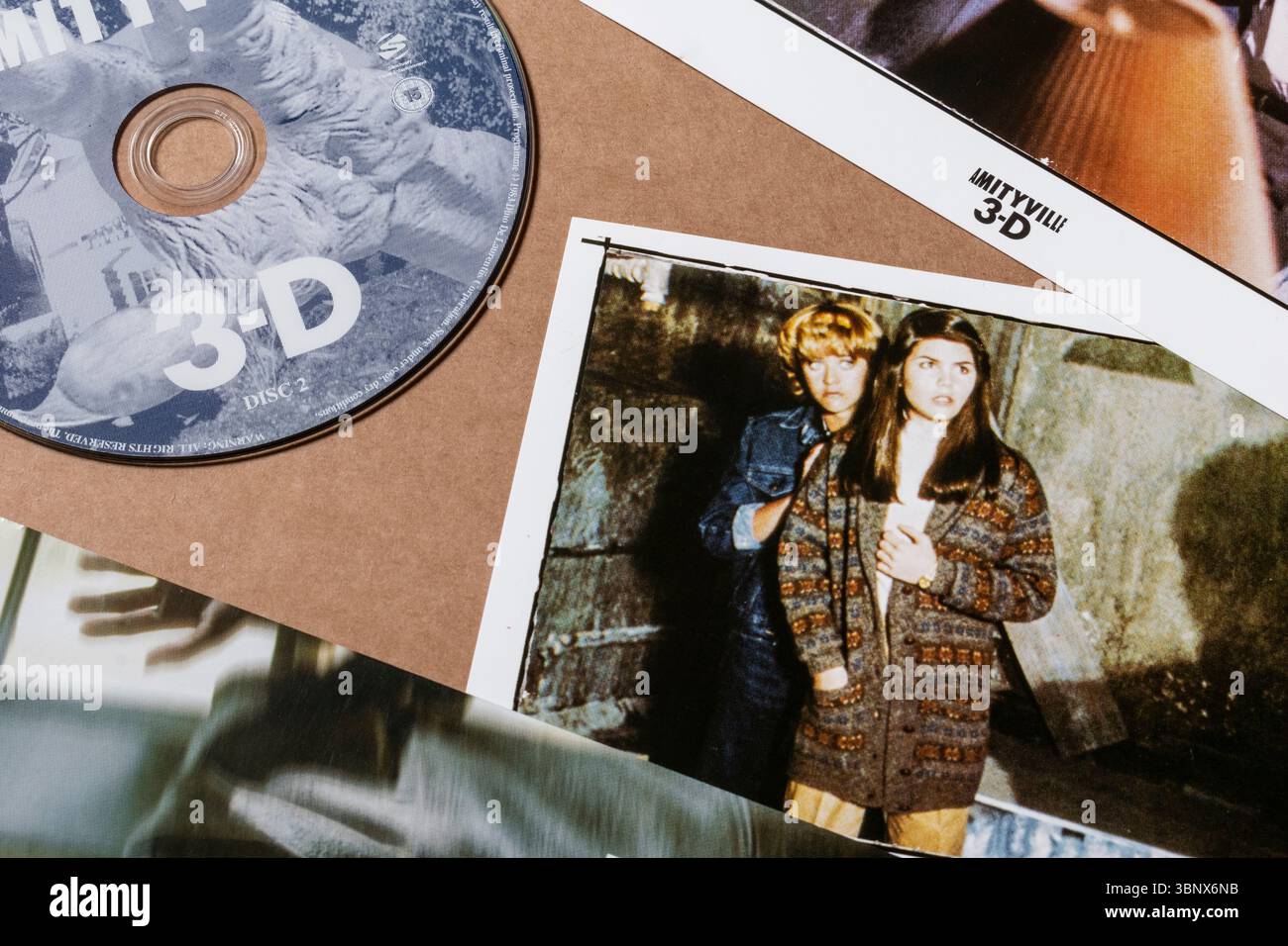 Cimeli di film horror vintage in 3D di Amityville con DVD e immagini. Foto Stock