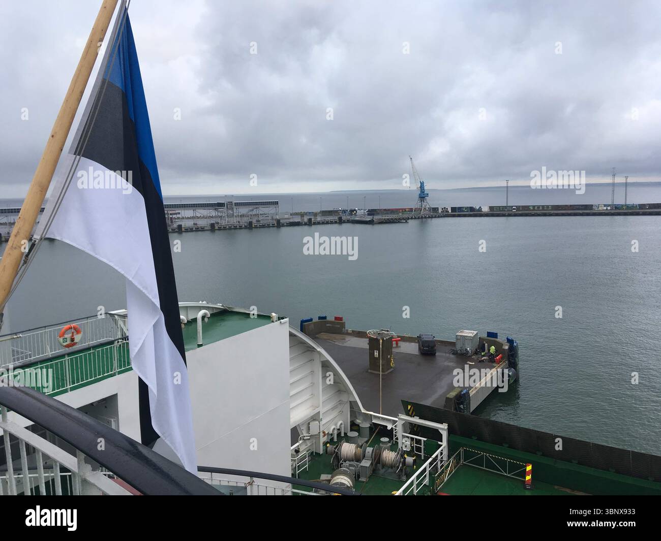 Viste da una nave che naviga attraverso il Mar Baltico tra Tallinn e Helsinki, mostrando il mare, il cielo e l'acqua aperta dal ponte Foto Stock