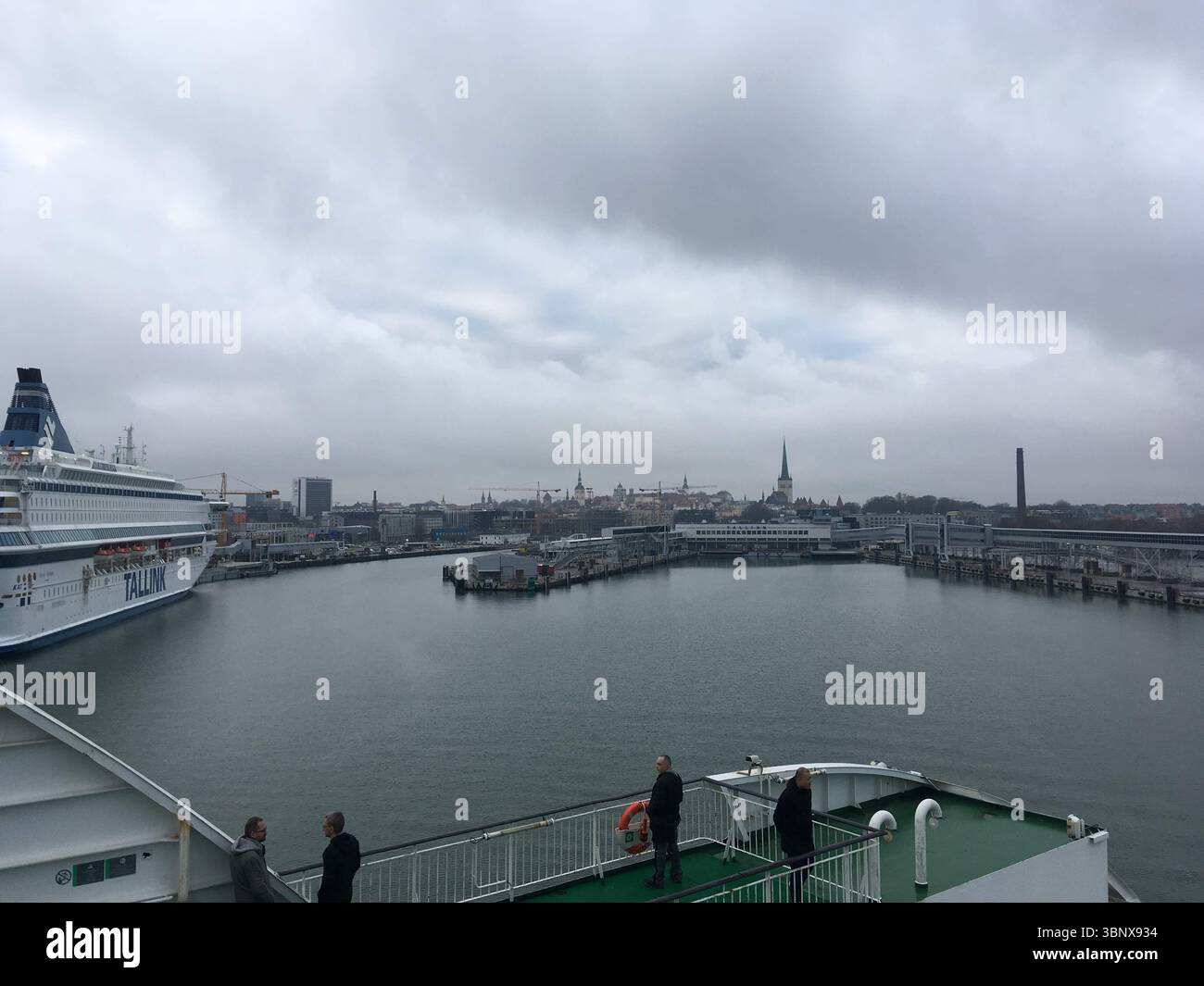 Viste da una nave che naviga attraverso il Mar Baltico tra Tallinn e Helsinki, mostrando il mare, il cielo e l'acqua aperta dal ponte Foto Stock