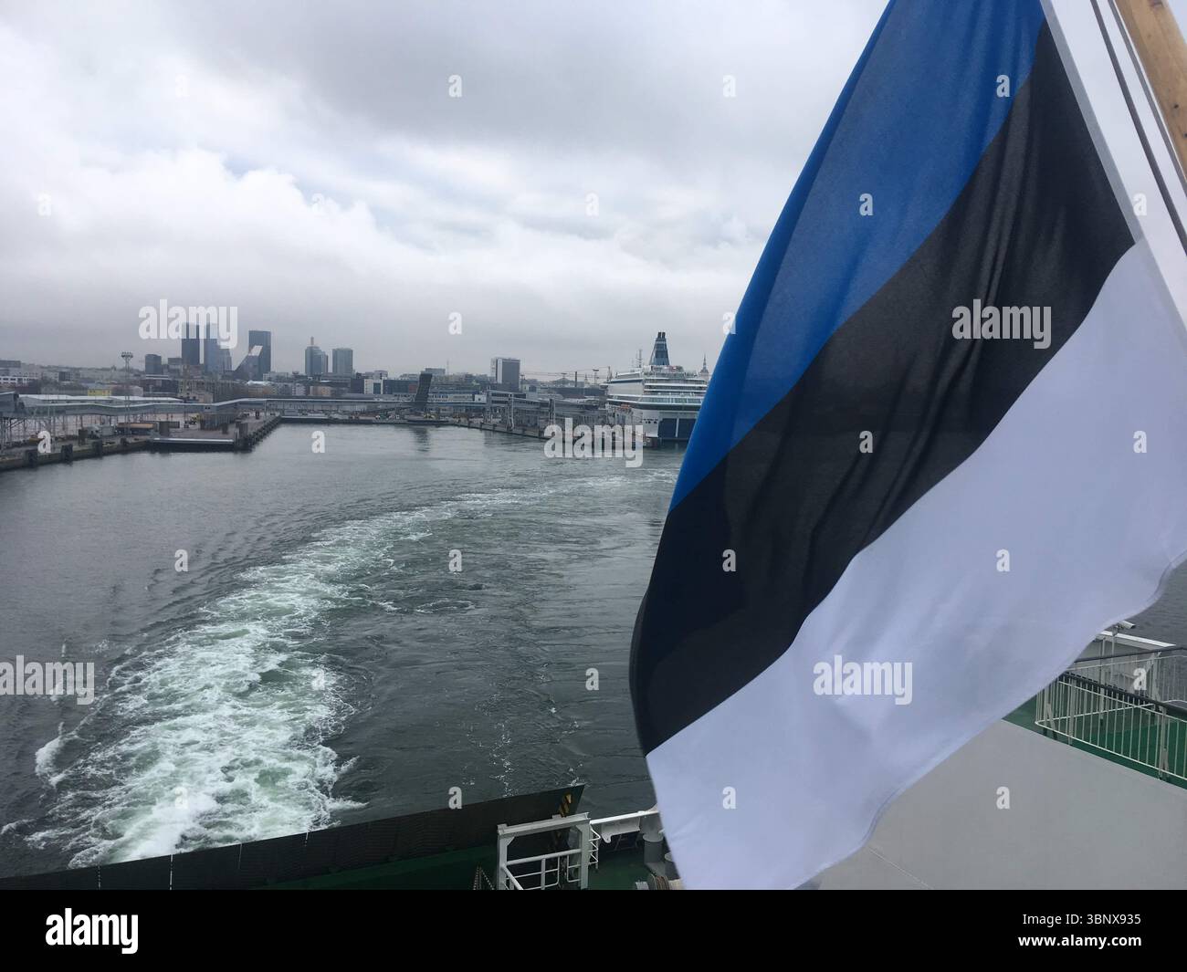 Viste da una nave che naviga attraverso il Mar Baltico tra Tallinn e Helsinki, mostrando il mare, il cielo e l'acqua aperta dal ponte Foto Stock