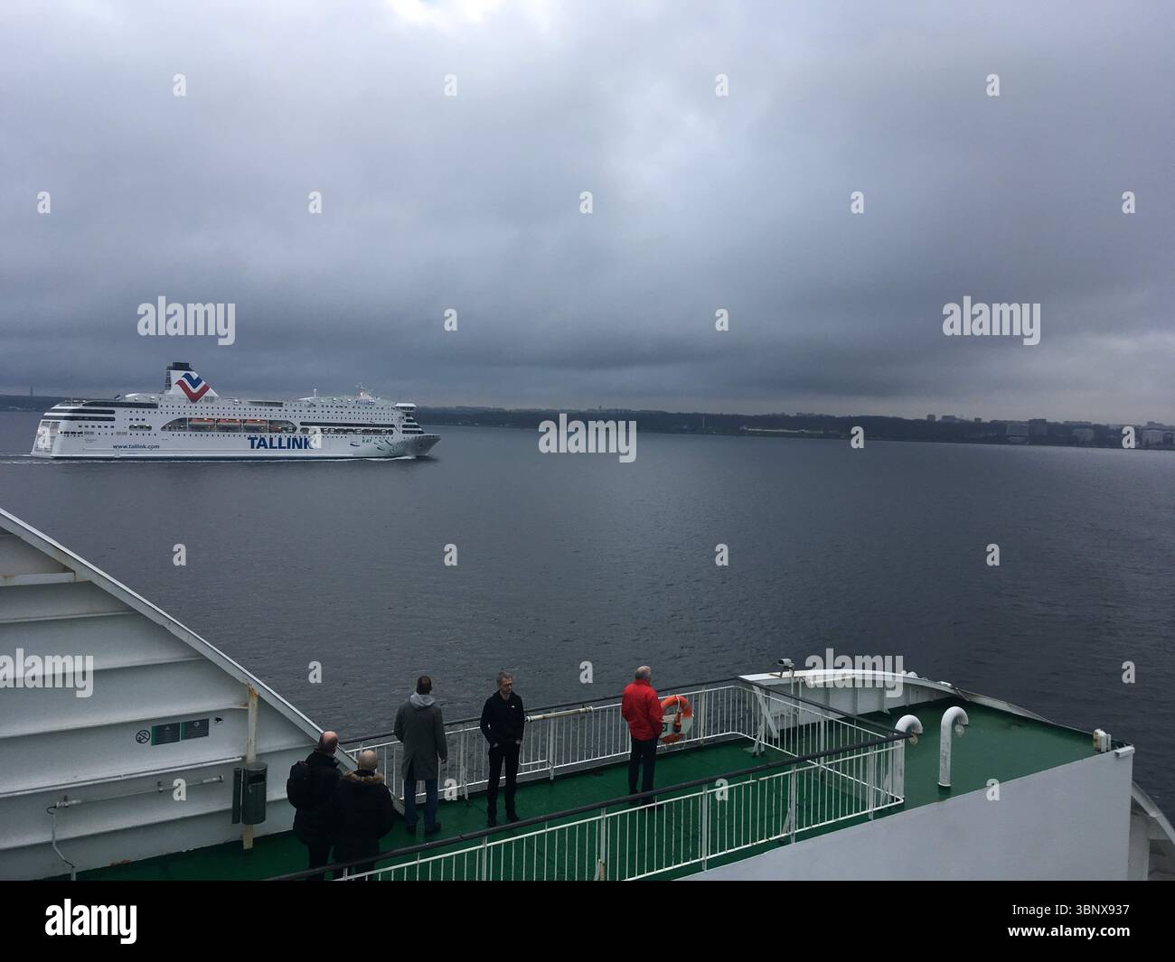 Viste da una nave che naviga attraverso il Mar Baltico tra Tallinn e Helsinki, mostrando il mare, il cielo e l'acqua aperta dal ponte Foto Stock