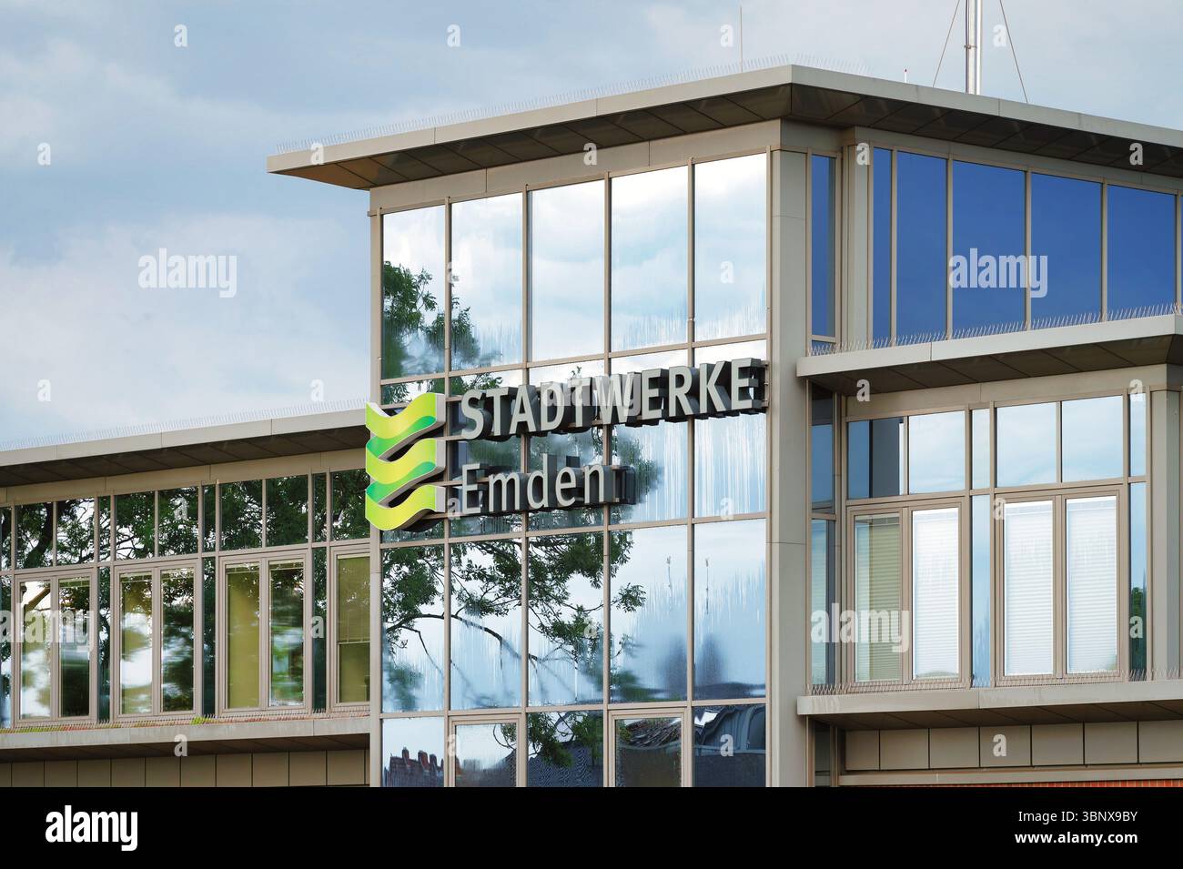 Emden, Germania Juli 02 2025: La costruzione di Stadtwerke Emden, la società locale di fornitura di energia per gas, acqua, elettricità e gestore della città tr Foto Stock