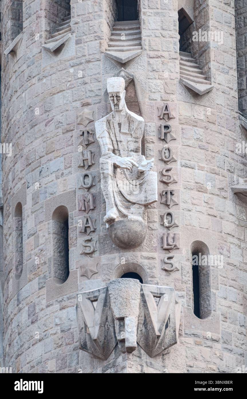 Una statua di Tommaso sulla torre degli Apostoli della Sagrada Familia a Barcellona in Spagna Foto Stock