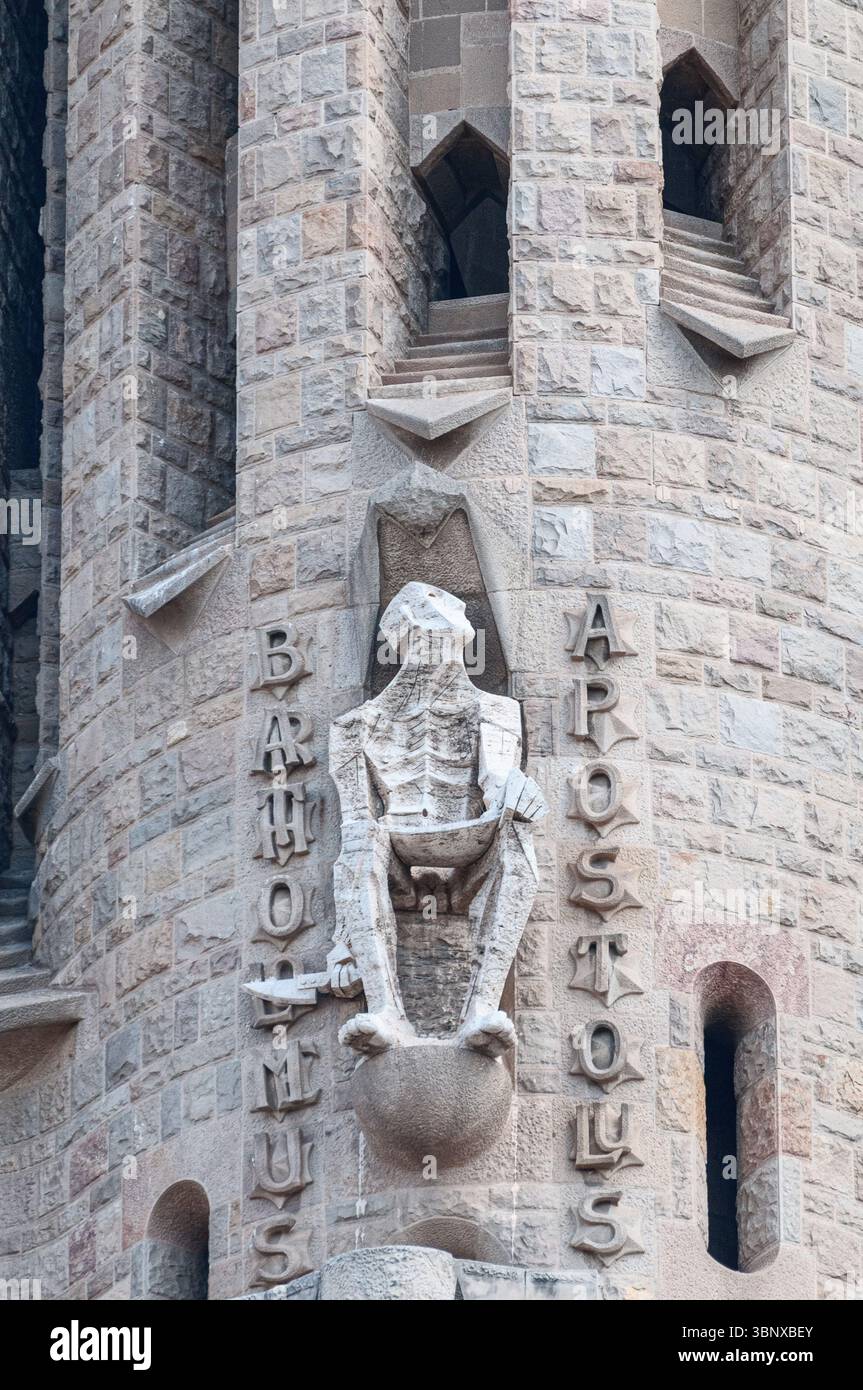 Una statua di Bartolomeo sulla torre degli Apostoli della Sagrada Familia a Barcellona in Spagna Foto Stock