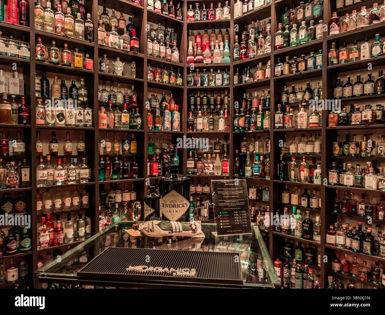 Scaffali con bottiglie di gin al Porticos Bar nella Terrazza dell'Hotel a Engelberg, il più grande gin bar della Svizzera centrale con oltre 1.700 tipi diversi di gin. Un'impressionante collezione di gin all'Hotel Terrace di Engelberg, Svizzera. Questo bar specializzato offre agli ospiti oltre 1000 tipi diversi di gin tra cui scegliere e gustare Foto Stock