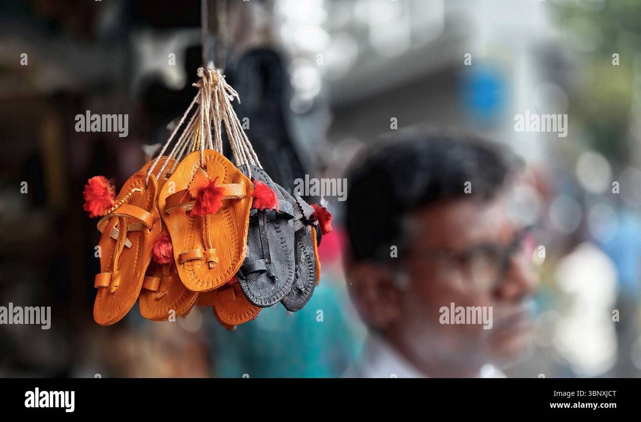 4 luglio 2025, Mumbai, Maharashtra, India: Un paio di palle Kolhapuri (sandali indiani artigianali) sono esposte in un negozio a lato della strada. Il marchio italiano di moda di lusso Prada, che ha lanciato i suoi 'sandali con anello di dito', è accusato di copiare il design ispirato alle zampe Kolhapuri (sandali indiani artigianali) senza dare il dovuto credito agli artigiani indigeni che li hanno creati nel distretto di Kolhapur nel Maharashtra secoli fa. Un contenzioso di interesse pubblico (PIL) è stato depositato presso l'alta Corte di Bombay in cerca di un risarcimento per gli artigiani di Kolhapuri chappall (sandali indiani artigianali) di Prada. (C Foto Stock 4 luglio 2025, Mumbai, Maharashtra, India: Un paio di palle Kolhapuri (sandali indiani artigianali) sono esposte in un negozio a lato della strada. Il marchio italiano di moda di lusso Prada, che ha lanciato i suoi 'sandali con anello di dito', è accusato di copiare il design ispirato alle zampe Kolhapuri (sandali indiani artigianali) senza dare il dovuto credito agli artigiani indigeni che li hanno creati nel distretto di Kolhapur nel Maharashtra secoli fa. Un contenzioso di interesse pubblico (PIL) è stato depositato presso l'alta Corte di Bombay in cerca di un risarcimento per gli artigiani di Kolhapuri chappall (sandali indiani artigianali) di Prada. (C Foto Stock