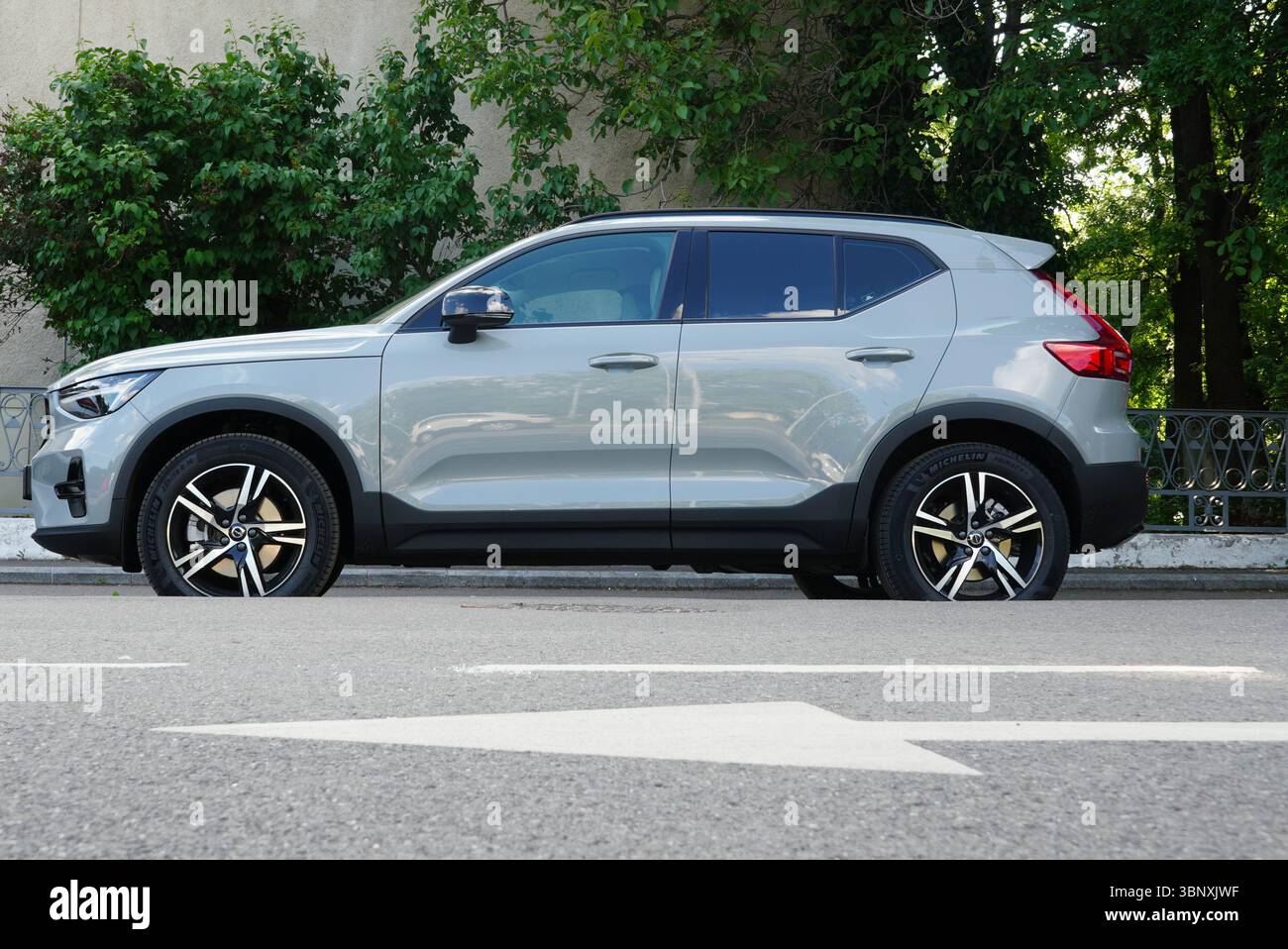 Bucarest, Romania – 11 maggio 2025: Vista ravvicinata dell'auto Volvo XC40 B3 parcheggiata in strada Foto Stock