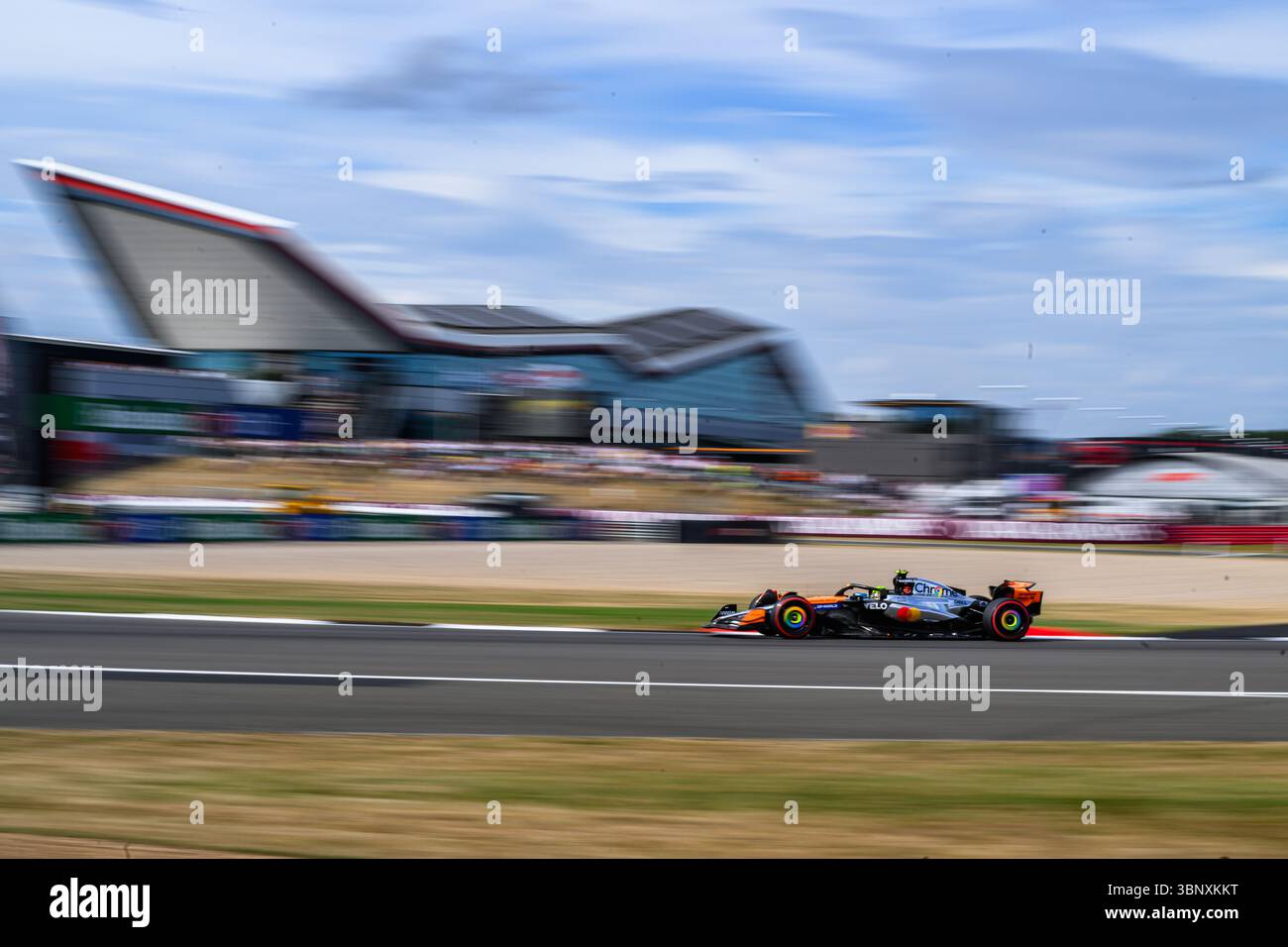 TOWCESTER, REGNO UNITO. 04 luglio: Lando Norris (Gran Bretagna) della McLaren in seconda sessione di prove libere durante il Qatar Airways British Grand Prix 2025 sul circuito di Silverstone venerdì 4 luglio 2025 a TOWCESTER, INGHILTERRA. Crediti: Taka G Wu/Alamy Live News Foto Stock